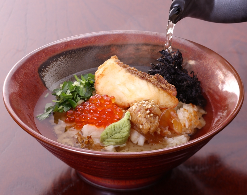 Ochazuke có vị giống như cơm chan canh, tuy nhiên "canh" sẽ được rót ra từ ấm sứ để đảm bảo độ nóng