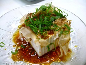 Người Nhật cho rằng đậu là món ăn mát, và vào mùa hè họ thường thích ăn đậu phụ lạnh