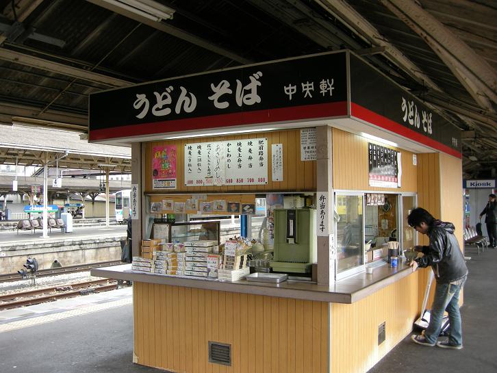 Quán mì nổi tiếng ngay trên đường ke chờ tàu của ga JR Kyoto