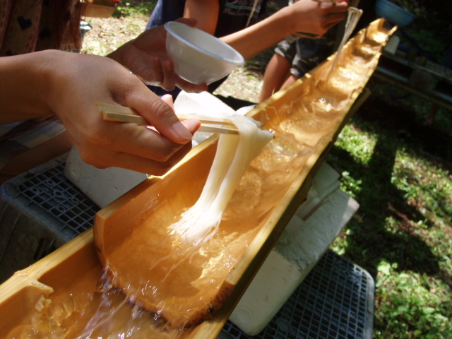 Nagashi somen - cách ăn mì somen mùa hè sử dụng ống nứa, somen được thả trong dòng nước chảy và được gắp lên để đảm bảo sợi mì mát lạnh và không bị nhũn
