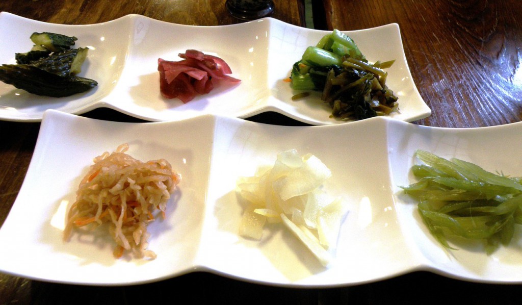Trong các quán rượu hoặc trong các bữa ăn kiểu Nhật truyền thống, các món dưa chua thường được phục vụ đầu tiên