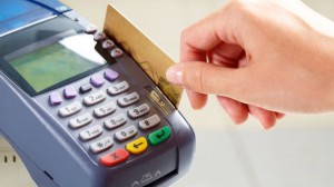 Quẹt thẻ tín dụng khi thanh toán ở cửa hàng