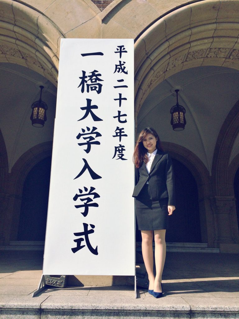 Phương Nhi trong lễ khai giảng của đại học Hitotsubashi