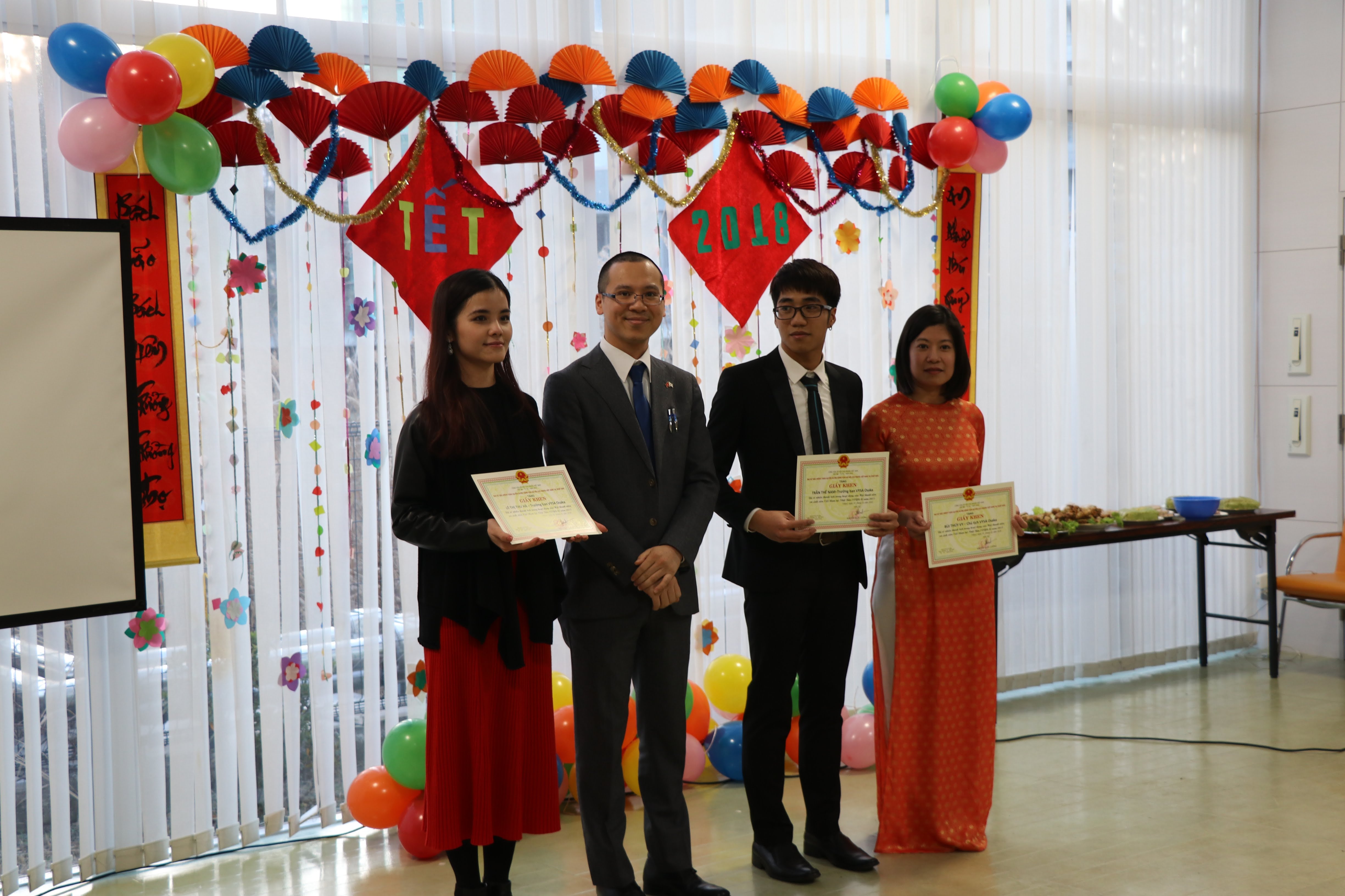 Đại diện Tổng lãnh sứ quán Việt Nam tại Osaka, anh Kiều Mạnh Linh trao giấy khen cho Ban chấp hành VYSA Osaka nhiệm kỳ 2017